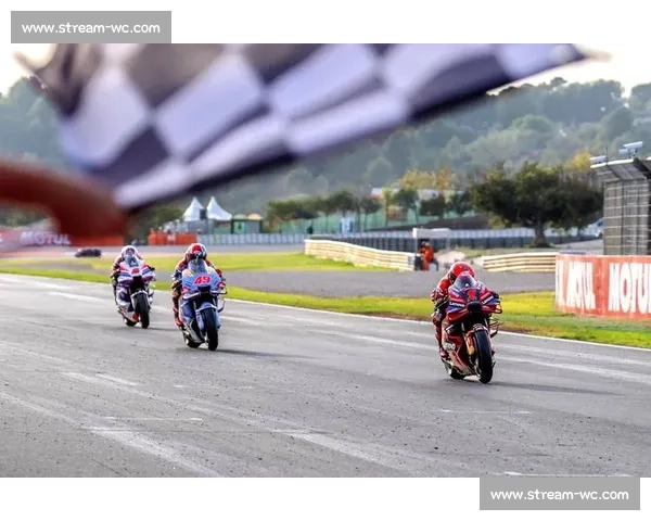 激情碰撞！MotoGP世界冠军的恩怨情仇，赛道之外更精彩！